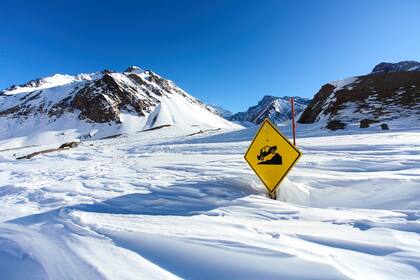 Ante descensos pronunciados, no utilizar el freno sino que es preferible utilizar la primera o segunda velocidad de la palanca de cambio