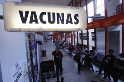 La estrategia apunta a generar un “escudo” de protección alrededor de los lactantes,