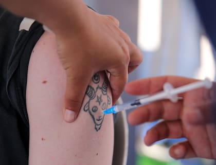 Ante el crecimiento exponencial de casos de coronavirus, las autoridades sanitarias buscan acelerar el ritmo de vacunación y convencer a los que aún no se inmunizaron