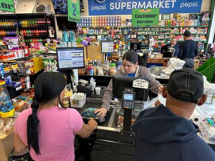 Ante el incremento de precios, cada vez más personas deciden cruza la frontera para comprar en México (AP Foto/Mark Scolforo, Archivo)