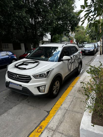 Ante el pedido de los vecinos, el dueño del auto lo corrió pero todavía quedó estacionado en la zona prohibida