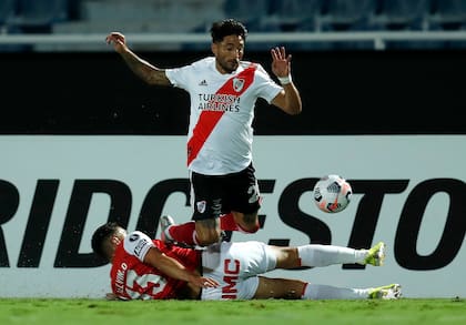 Ante Independiente Santa Fe, por la Copa Libertadores, al límite de una infracción. (Photo by Jorge SAENZ / POOL / AFP)
