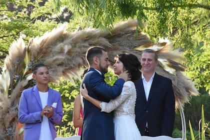 Ante la atenta mirada de Lorenzo -hijo de Cecilio- la pareja se juró amor eterno. La ceremonia tuvo lugar exactamente un mes después del casamiento por civil. La luna de miel será en México y durará una semana