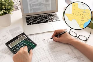 Los centros que ofrecen ayuda gratuita para declarar impuestos en español e inglés