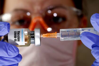 Ante la emergencia, los laboratorios acortaron los tiempos de análisis de sus vacunas