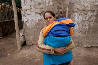 Nataly tiene luz y agua de red, su marido trabaja en la cosecha