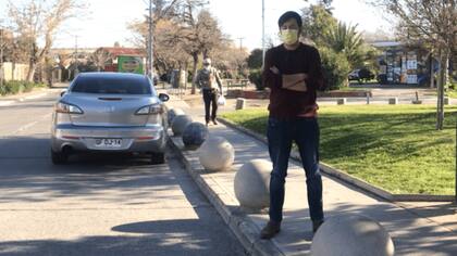 Ante la imposibilidad de conseguir empleo como profesor de inglés, Rodrigo Salinas decidió trabajar con la aplicación DiDi, en Santiago de Chile. | Fotografía: Macarena Segovia