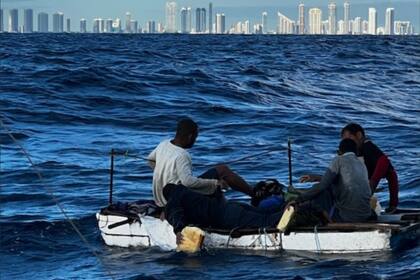 Ante la llegada masiva de migrantes, la Guardia Costera mantiene operativos de vigilancia en mar y tierra