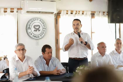 Ante la persistencia de los hechos y el aumento de la sensación de indefensión, ayer, dirigentes rurales mantuvieron una reunión con carácter urgente con el gobernador Juan Pablo Valdés, ministros provinciales, autoridades policiales e intendentes, con el objetivo de coordinar acciones para frenar una ola delictiva que consideran “sin control”