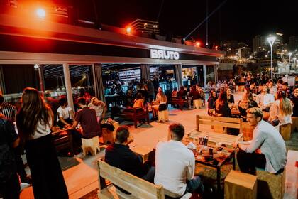 Ante la prohibición de los bailes y la restricción de 200 personas al aire libre, los dueños de bares y boliches temen por las fiestas clandestinas