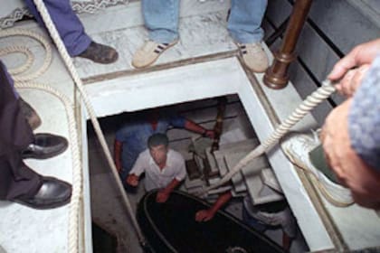 Ante la sospecha de una nueva profanación, en 1995 se reabrió el féretro de Perón