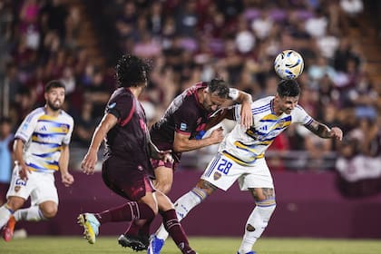 Ante Lanús, el paraguayo estuvo cerca de anotar de cabeza, pero Nahuel Losada le tapó el remate