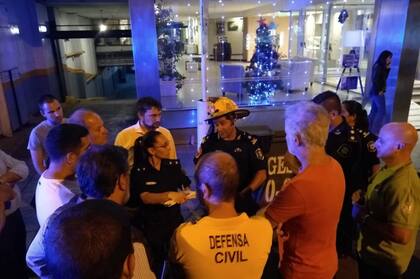 Ante las primeras advertencias de pasajeros y personal, se ordenó el inmediato desalojo del hotel Foeva