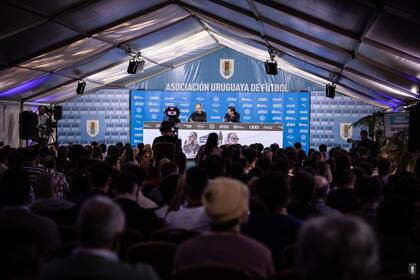 Ante más de 300 periodistas, Marcelo Bielsa está dando su primera conferencia de prensa como técnico uruguayo