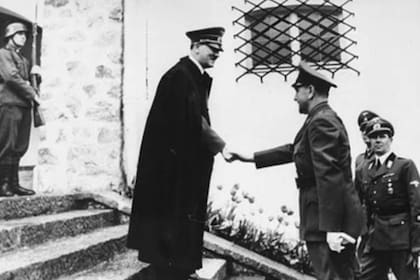 Ante Palevic y Adolf Hitler se saludan en Alemania, en junio de 1941