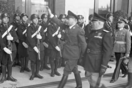 Ante Pavelic desfila junto a Benito Mussolini
