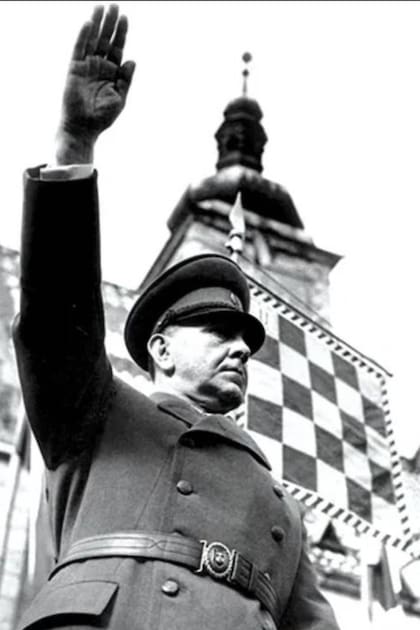 Ante Pavelic hace el salud nazi en una ceremonia pública en el Estado Independiente de Croacia, en 1942
