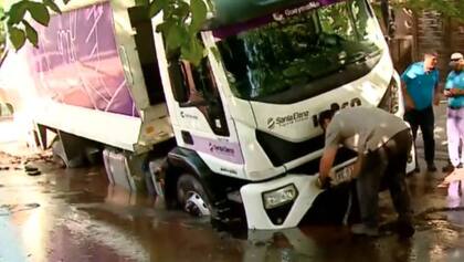 Ante repetidos intentos de extraerlo, el camión cada vez se hundía más