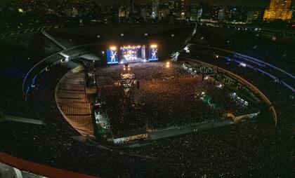 Ante un estadio colmado, Guns N' Roses celebró su regreso a Buenos Aires