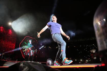 Ante unas 45 mil personas, Chris Martin desplegó anteanoche todo su carisma en el primero de los dos shows de la banda en el país como cierre del tour mundial que iniciaron hace poco más de un año en el mismo lugar