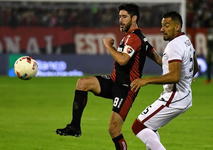 Ante Yeison Gordillo intenta Pablo Pérez, encargado de la creación en Newell's, pero impreciso esta vez.