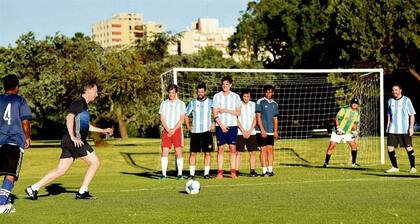 Anteayer, después de una semana agitada, Macri se distendió con un partido de fútbol en Olivos