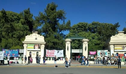 Anteayer, entidades animalistas protestaron contra el cautiverio en la puerta del Zoo porteño