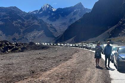 Anteayer también se repitieron las largas filas para cruzar a Chile