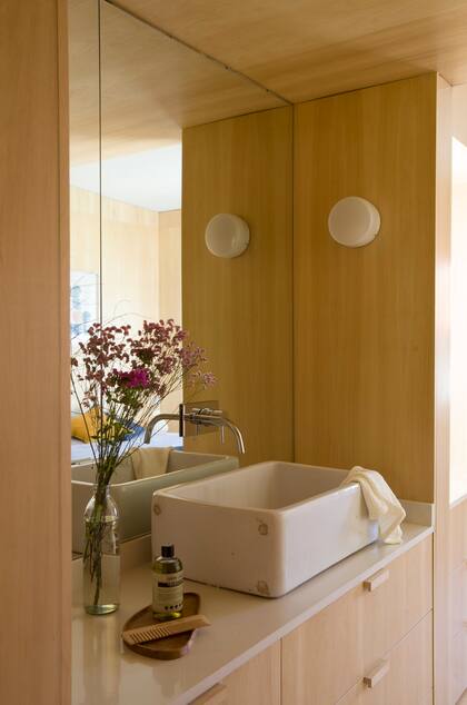 Antebaño dentro del cuarto de los dueños de Bruto Estudio. Observen cómo el espejo no impidió colocar grifería de pared.