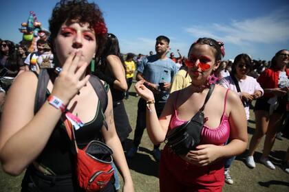 Anteojos de sol y sombra rosa para las chicas que llegaron temprano para disfrutar del sol