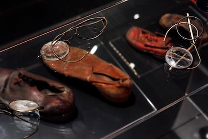Anteojos y zapatos encontrados en el campo de concentración de Auschwitz