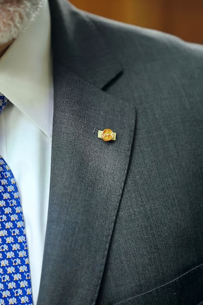 Anteriormente, Bitelli vivió en misión diplomática en Túnez y luego en Marruecos, donde fue condecorado. Asistió al Día de África y eligió especialmente su corbata con elefantes para la ocasión