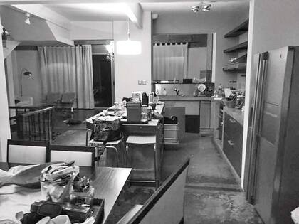 ANTES: cocina y comedor eran dos espacios sin más conexión que la proximidad. La cocina terminaba en un pasaplatos que daba al living. La heladera quedaba a la vista, del lado del comedor.