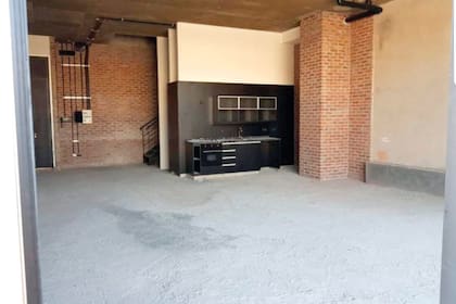 ANTES. Con una cocina muy distinta y sin la chimenea que lo hace tan especial.