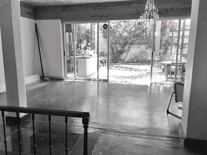 ANTES: cuando el dueño de casa era soltero ya había hecho una reforma. A pesar de ser abierta, la planta baja seguía siendo oscura. Además, se empezaron a manifestar problemas estructurales de grietas y humedad.