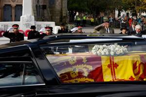 Antes de abandonar su castillo preferido, se despidieron de la reina el personal de la residencia real, su personal de confianza, sus más estrechos colaboradores y un puñado de personas que trabajó junto a ella durante décadas