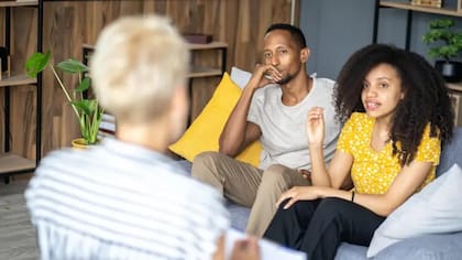 Antes de abrir cualquier relación, la especialista recomienda abrir el diálogo