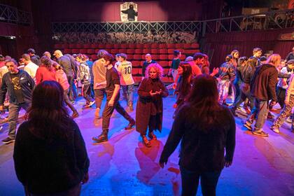 Antes de cada función, los directores ajustan algunos detalles con el multitudinario elenco