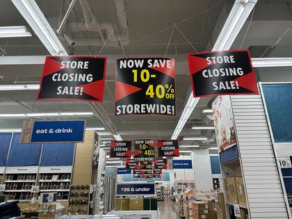 Antes de cerrar sus puertas, las tiendas ofrecieron descuentos para reducir el inventario (Wikimedia Commons/Phillip Pessar)