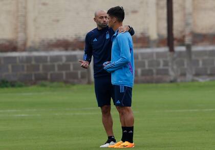 Antes de comenzar el entrenamiento, Javier Mascherano mantuvo un diálogo a solas con Brian Aguirre, uno de los más destacados en el debut ante Uzbekistán