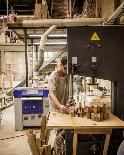 Antes de convertirse en mueble, la madera atraviesa diferentes procesos, como la sierra sin fin.
