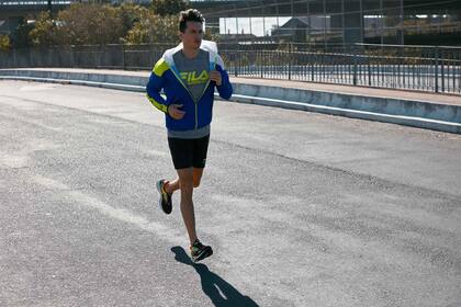 Antes de correr, vienen bien algunos ejercicios de movilidad articular y estiramientos activos. Después de la corrida podemos ahondar un poco más.