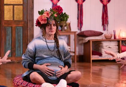 Antes de dar a luz, las amigas llevan a Caro (Gamboa) a un baby blessing, un ritual que se hace para bendecir al bebé que está por nacer y celebrar la maternidad, pero que no se desarrolla como ellas esperaban