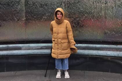 Antes de decidir usar silla de ruedas, la joven caminaba con bastón
