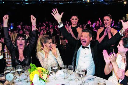 Antes de dedicarle el Fierro al Mejor Conductor a su papá –“¡Te extraño mucho, viejo!”, dijo al borde de las lágrimas–, Marcelo Tinelli celebró el premio al Mejor Reality con dos de sus chicas, Guillermina Valdes y su hija menor, Juana.