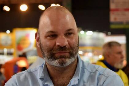 Antes de dedicarse a la escritura, Santiago Idiart fue peón de campo, portero de boliche, profesor de colegios secundarios y vendedor