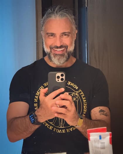 Antes de dedicarse por completo a la actuación, Camil también incursionó en la música, lanzando discos como solista con moderado éxito