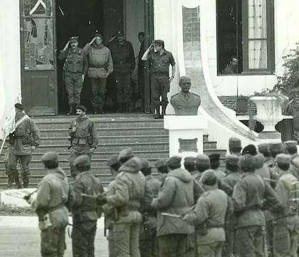 Antes de "deponer la actitud", Aldo Rico saludó a la bandera y agradeció a sus camaradas que lo esperaban formados en el patio de la Escuela de Infantería de Campo de Mayo