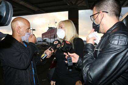 Antes de embarcar, la diva se prestó al juego de opinar sobre algunos de los temas del momento