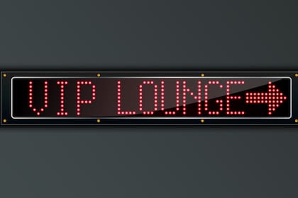 Los bancos suelen ofrecer a sus clientes más premium -de tarjetas black y platinum- acceso a salones VIP en aeropuertos, estadías de estacionamiento sin cargo, o hacer migraciones en fila preferencial.